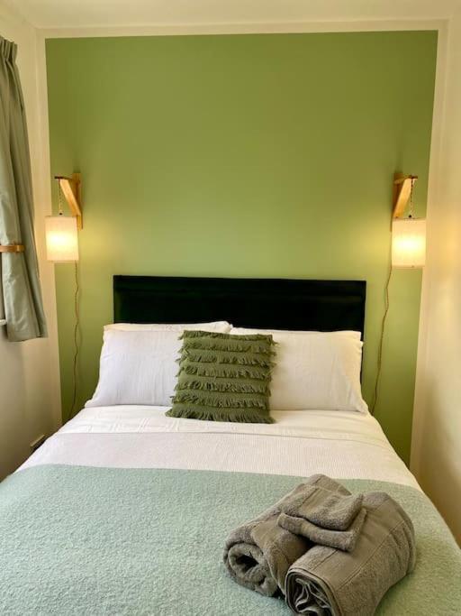 Rhubarb Retreat - Stylish House, Sleeps 5, 10 Mins To & Parking & Garden