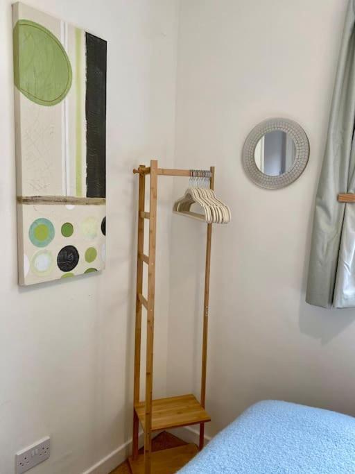 Rhubarb Retreat - Stylish House, Sleeps 5, 10 Mins To & Parking & Garden *