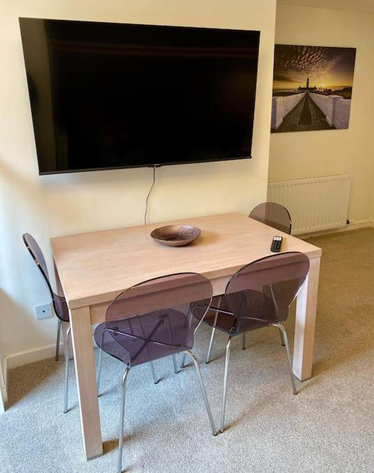 Rhubarb Retreat - Stylish House, Sleeps 5, 10 Mins To & Parking & Garden Holiday home