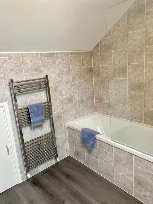Rhubarb Retreat - Stylish House, Sleeps 5, 10 Mins To & Parking & Garden * Durham