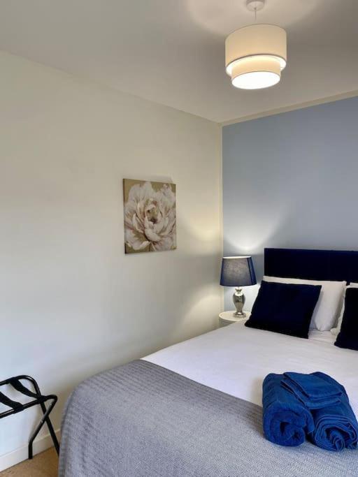 Holiday home Rhubarb Retreat - Stylish House, Sleeps 5, 10 Mins To & Parking & Garden *