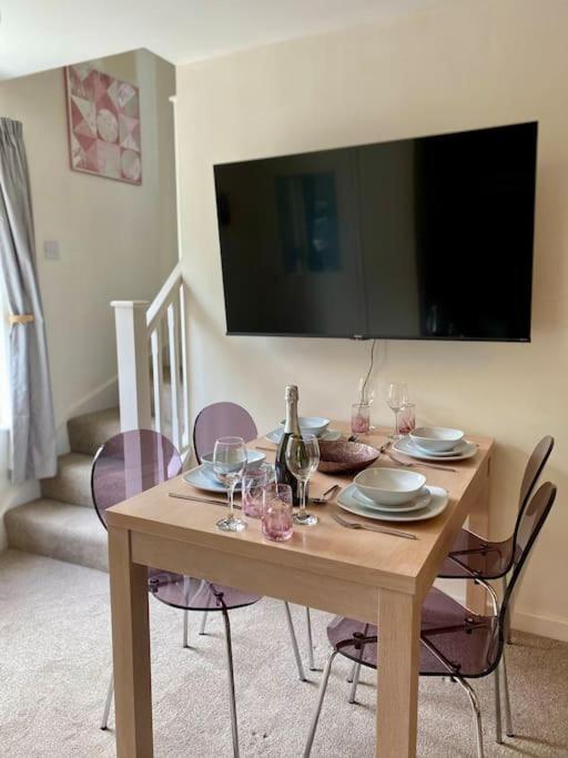 Holiday home Rhubarb Retreat - Stylish House, Sleeps 5, 10 Mins To & Parking & Garden Durham
