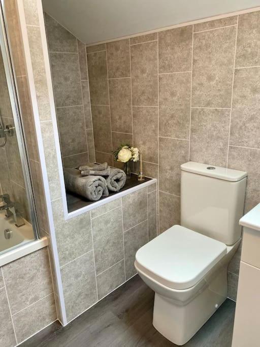 Rhubarb Retreat - Stylish House, Sleeps 5, 10 Mins To & Parking & Garden