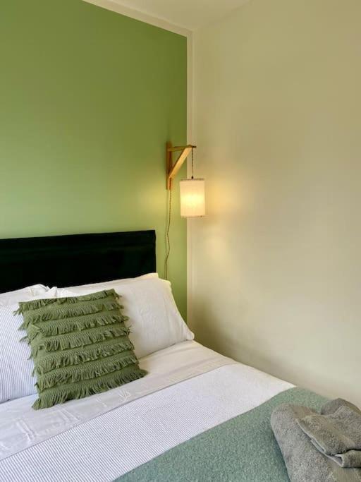 Rhubarb Retreat - Stylish House, Sleeps 5, 10 Mins To & Parking & Garden * Durham