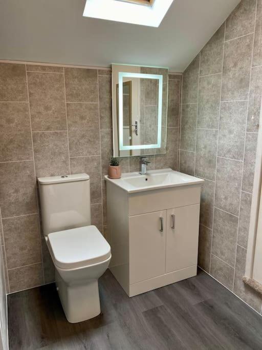 Holiday home Rhubarb Retreat - Stylish House, Sleeps 5, 10 Mins To & Parking & Garden *