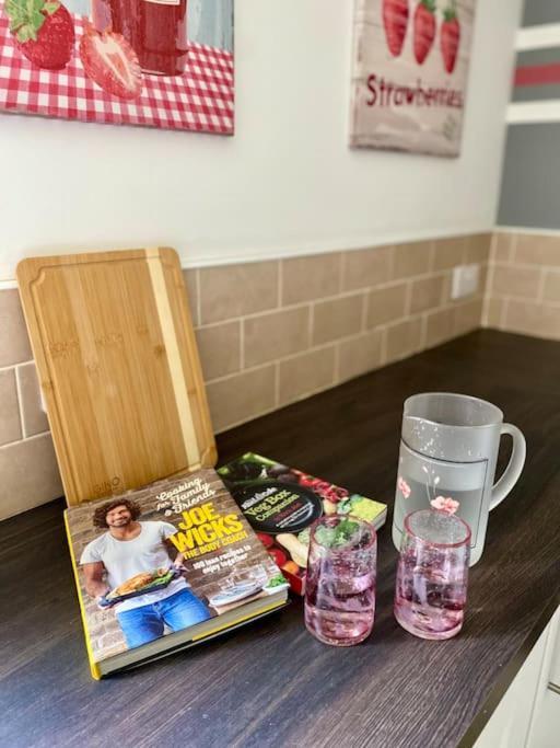 Rhubarb Retreat - Stylish House, Sleeps 5, 10 Mins To & Parking & Garden