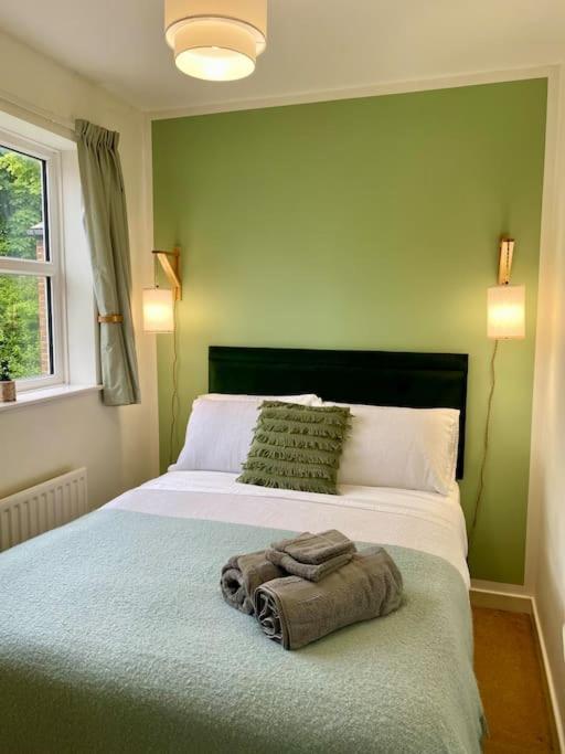 Holiday home Rhubarb Retreat - Stylish House, Sleeps 5, 10 Mins To & Parking & Garden