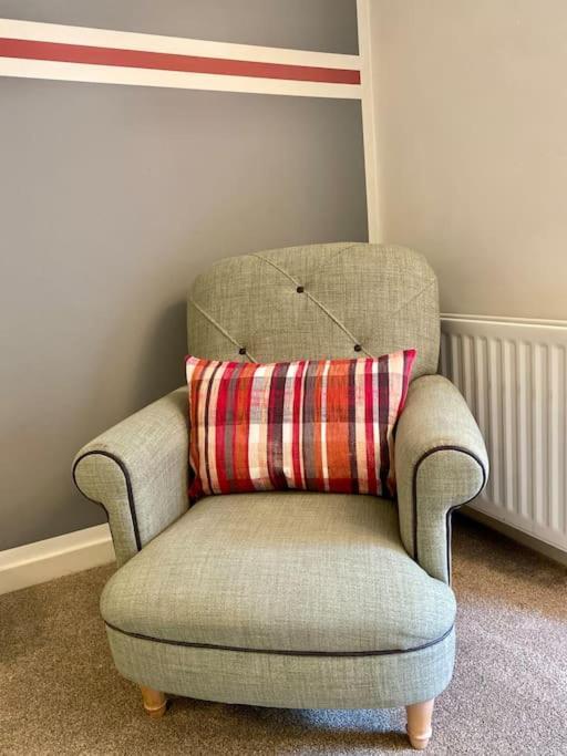Rhubarb Retreat - Stylish House, Sleeps 5, 10 Mins To & Parking & Garden * Durham