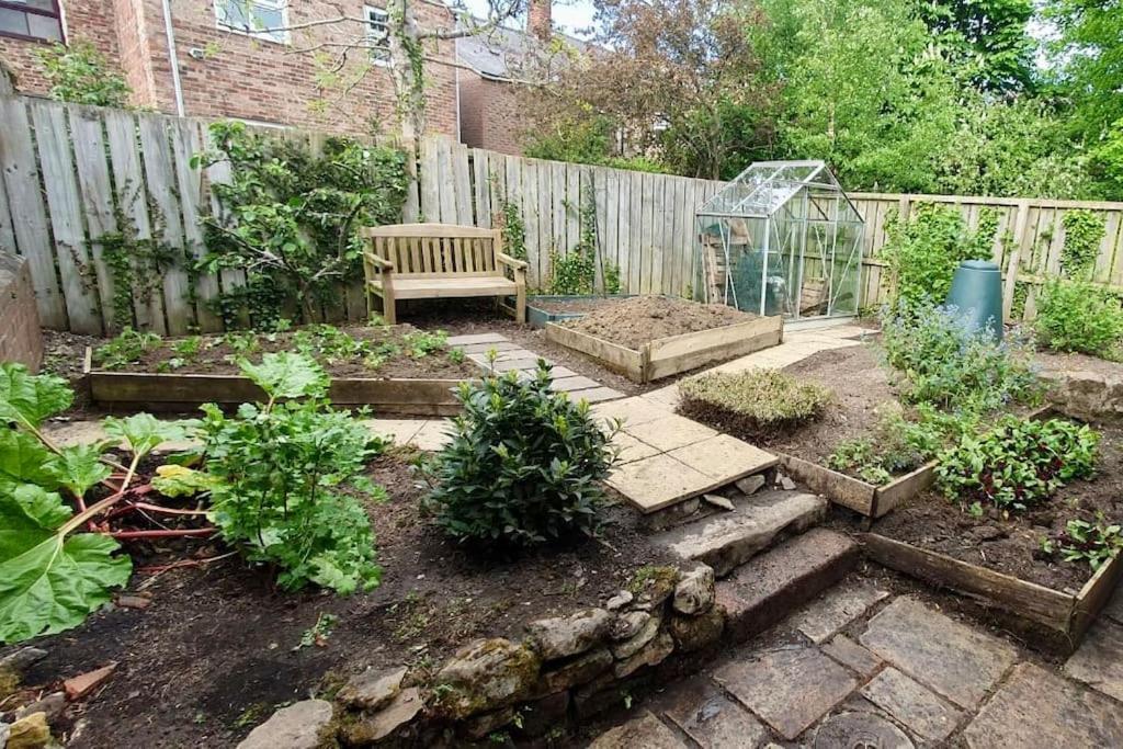 Rhubarb Retreat - Stylish House, Sleeps 5, 10 Mins To & Parking & Garden