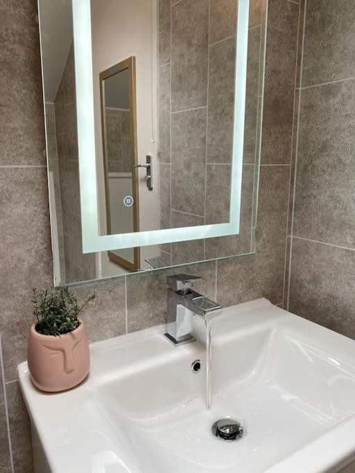 Holiday home Rhubarb Retreat - Stylish House, Sleeps 5, 10 Mins To & Parking & Garden *