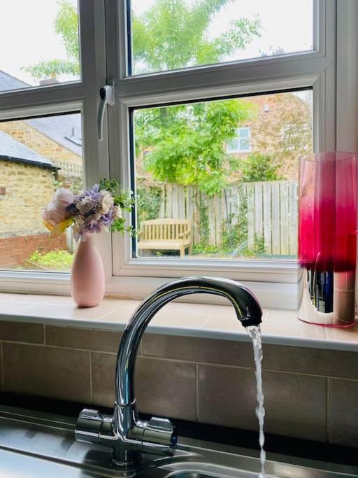 Holiday home Rhubarb Retreat - Stylish House, Sleeps 5, 10 Mins To & Parking & Garden *