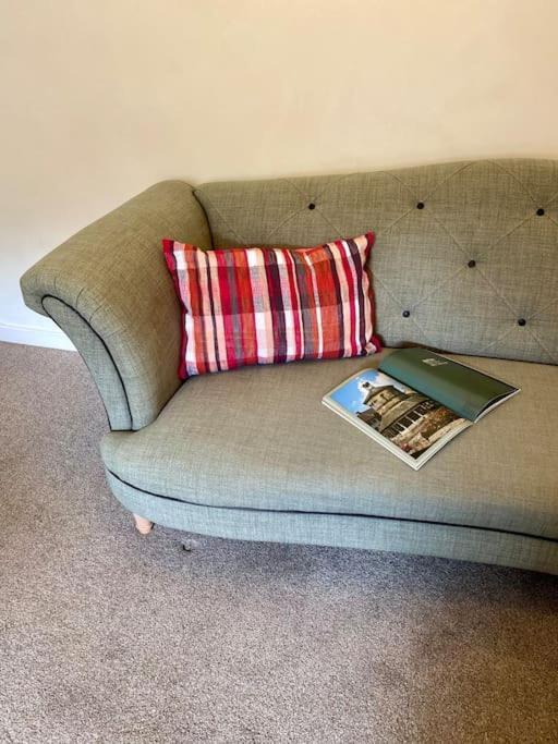 Rhubarb Retreat - Stylish House, Sleeps 5, 10 Mins To & Parking & Garden *