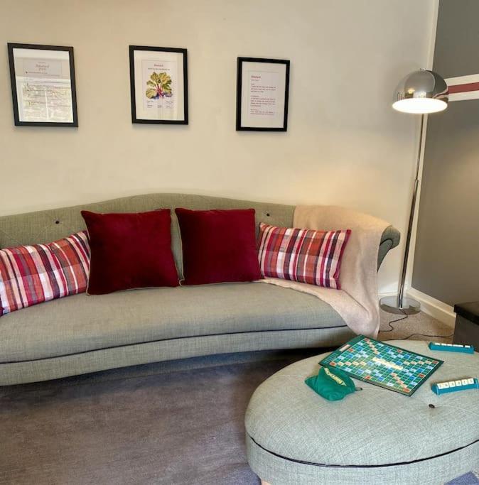 Rhubarb Retreat - Stylish House, Sleeps 5, 10 Mins To & Parking & Garden Holiday home