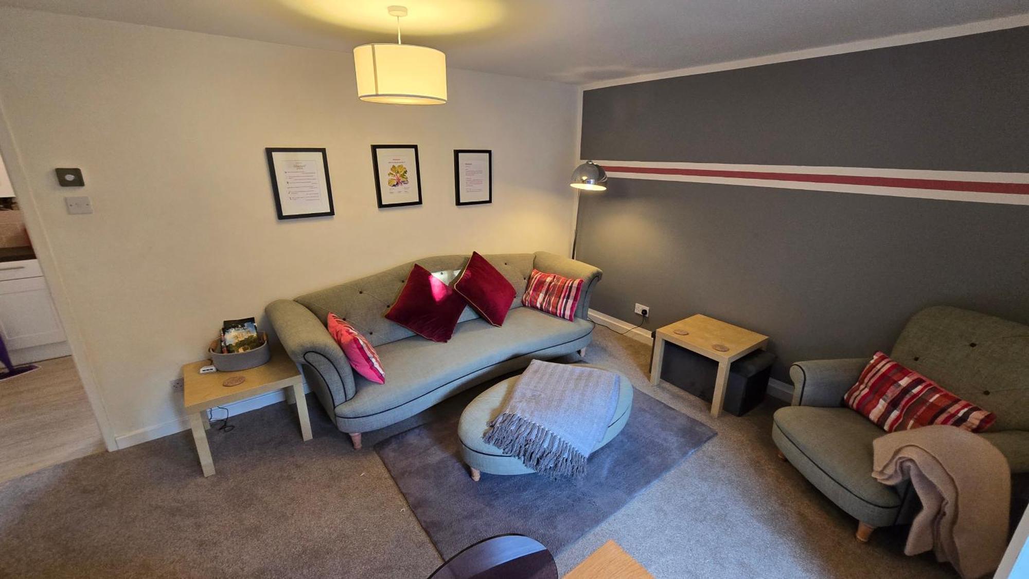 Rhubarb Retreat - Stylish House, Sleeps 5, 10 Mins To & Parking & Garden Holiday home