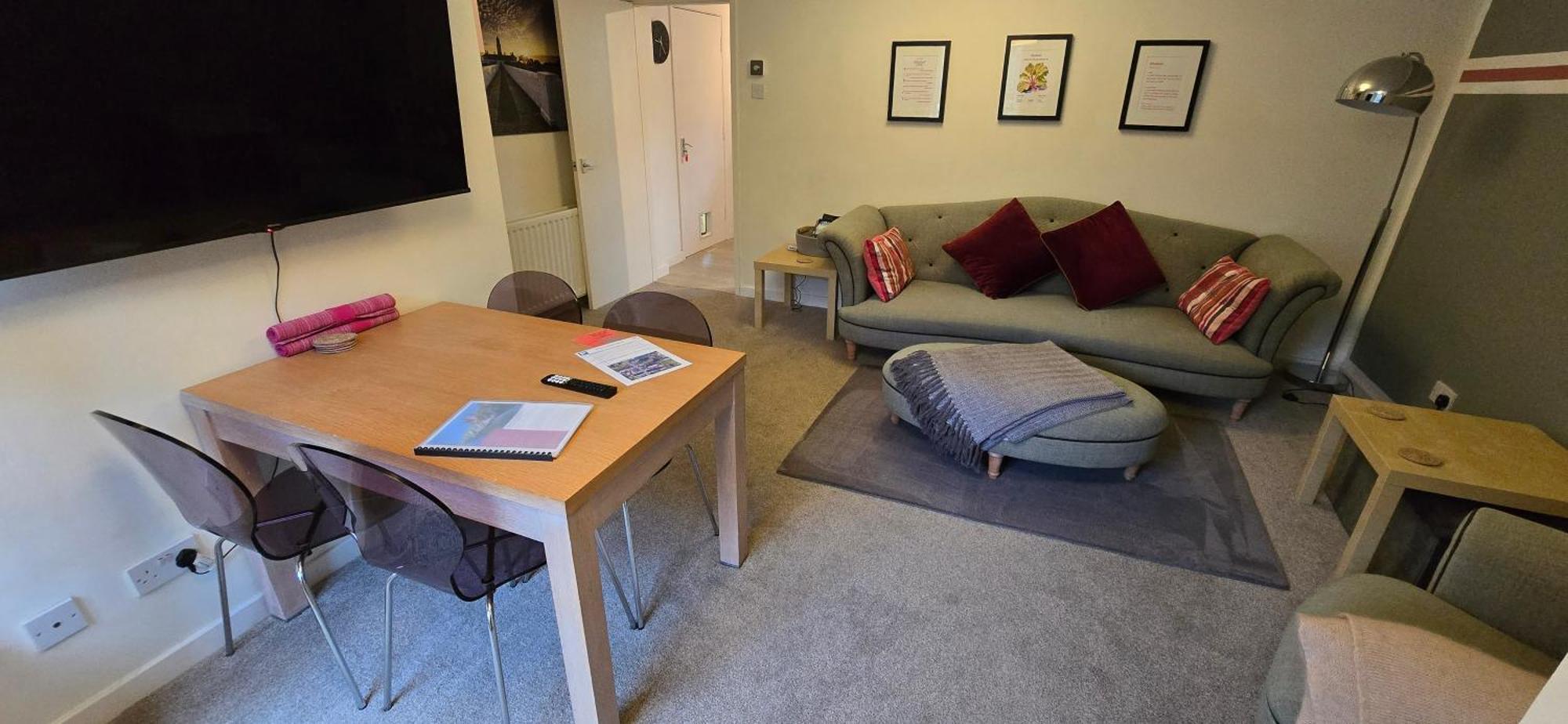 Holiday home Rhubarb Retreat - Stylish House, Sleeps 5, 10 Mins To & Parking & Garden