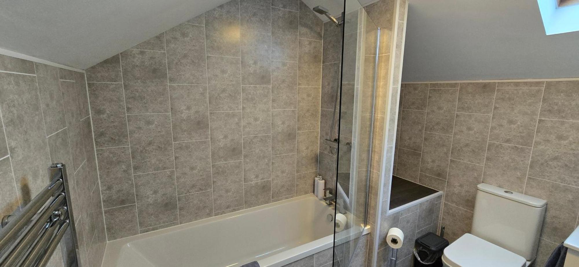 Rhubarb Retreat - Stylish House, Sleeps 5, 10 Mins To & Parking & Garden Holiday home *