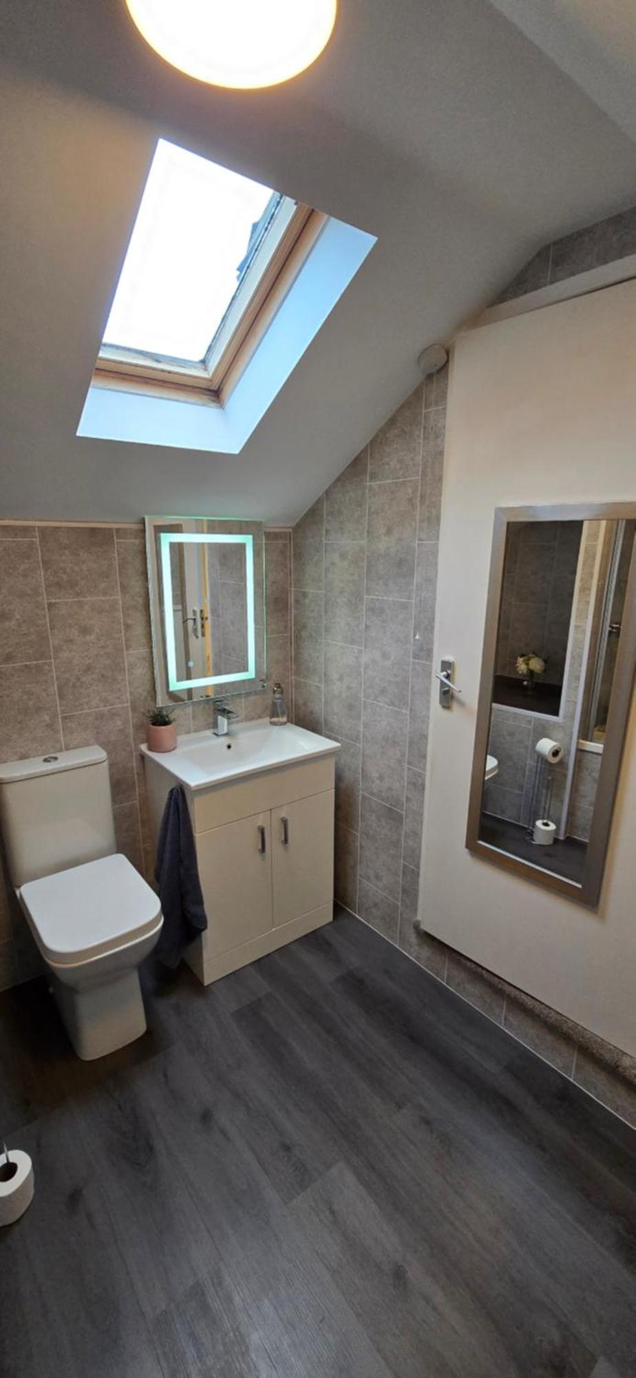 Rhubarb Retreat - Stylish House, Sleeps 5, 10 Mins To & Parking & Garden Holiday home *