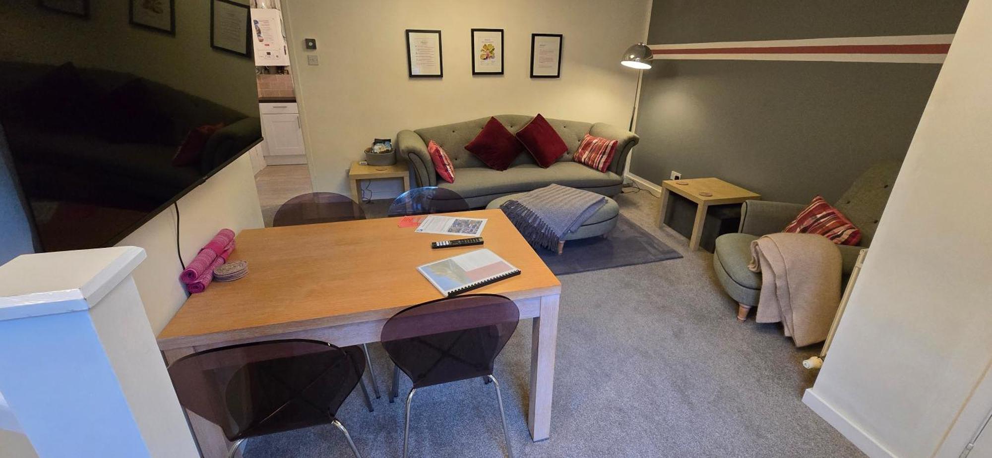 Rhubarb Retreat - Stylish House, Sleeps 5, 10 Mins To & Parking & Garden