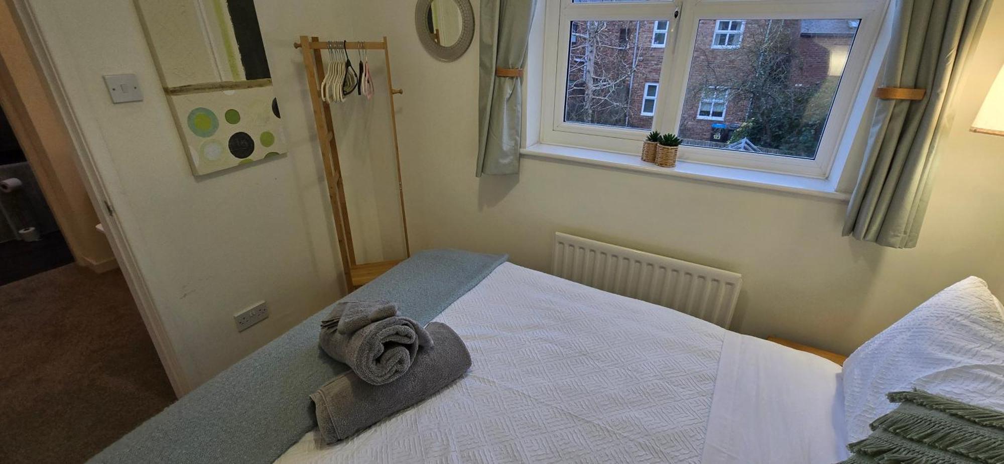 Rhubarb Retreat - Stylish House, Sleeps 5, 10 Mins To & Parking & Garden Holiday home *