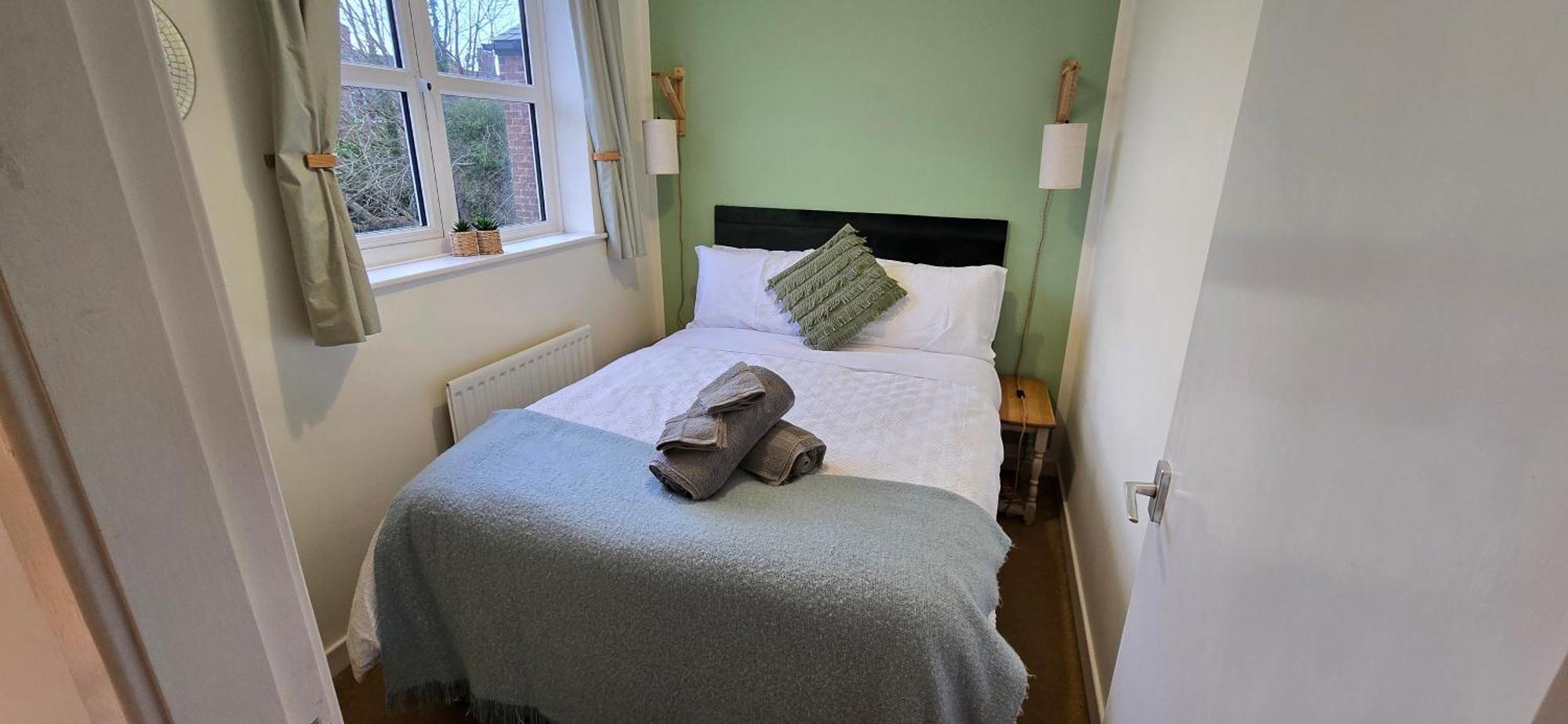 Holiday home Rhubarb Retreat - Stylish House, Sleeps 5, 10 Mins To & Parking & Garden *