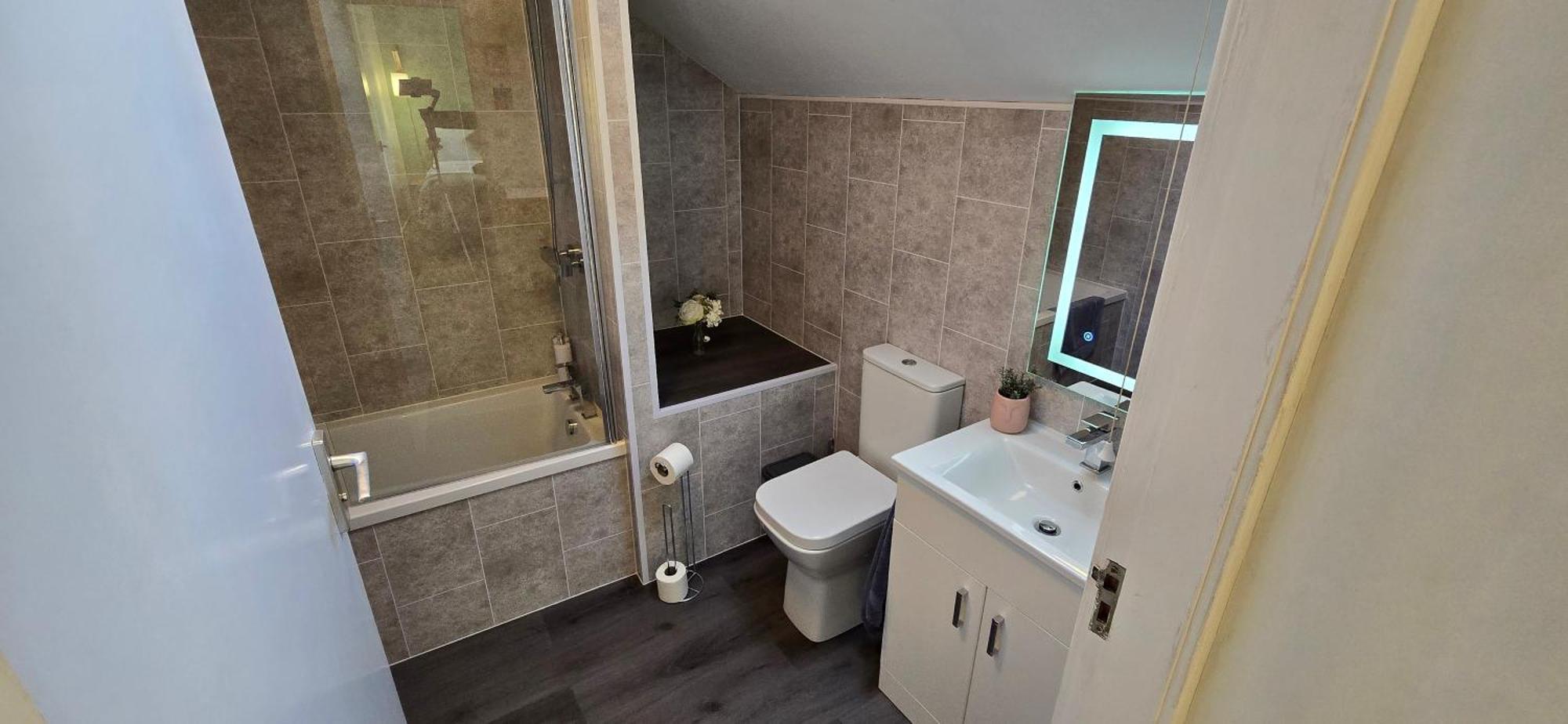 Rhubarb Retreat - Stylish House, Sleeps 5, 10 Mins To & Parking & Garden *