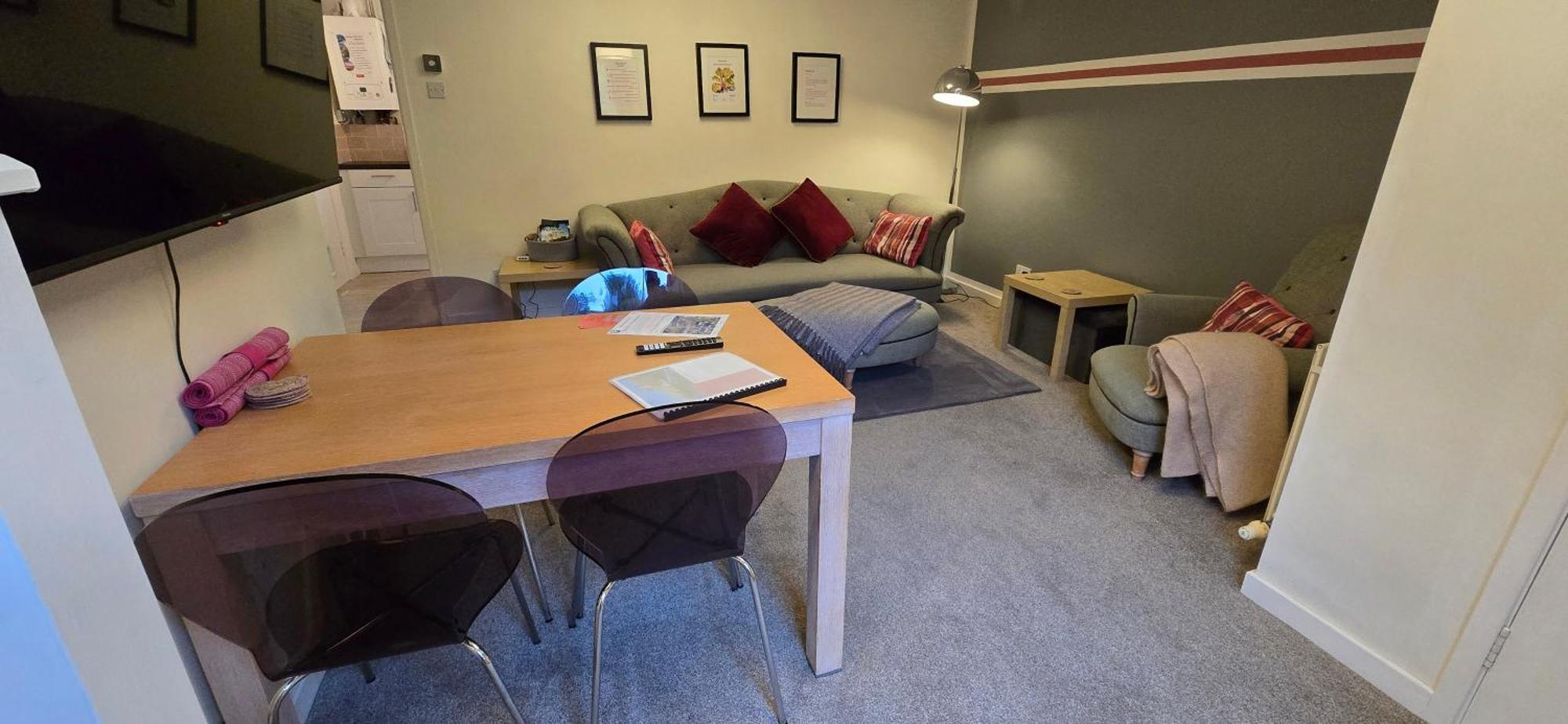 Holiday home Rhubarb Retreat - Stylish House, Sleeps 5, 10 Mins To & Parking & Garden