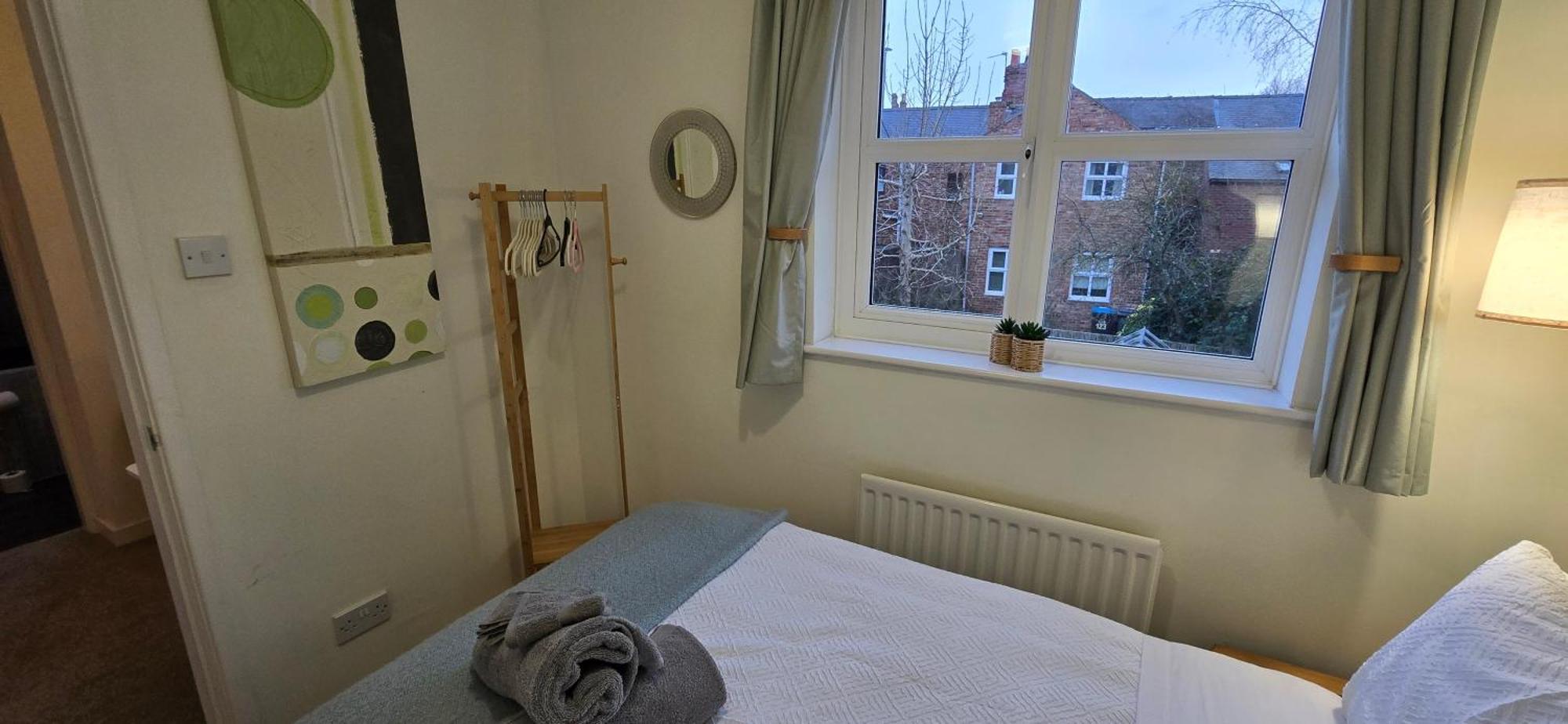 Rhubarb Retreat - Stylish House, Sleeps 5, 10 Mins To & Parking & Garden